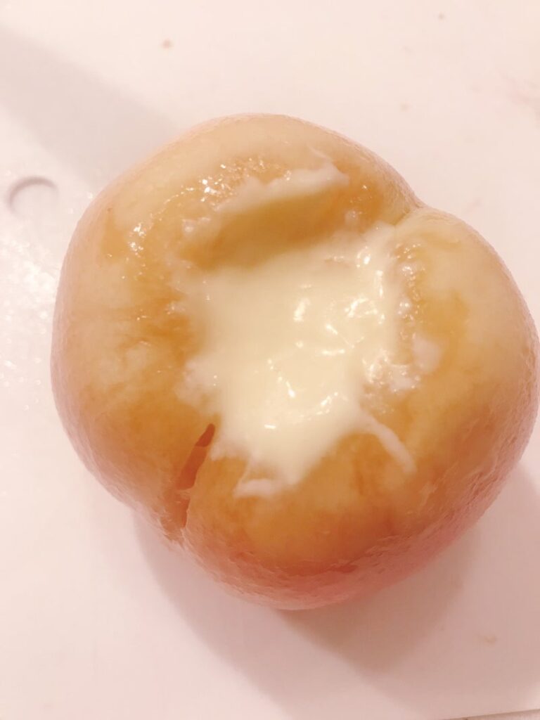 桃に詰めたクリームチーズ